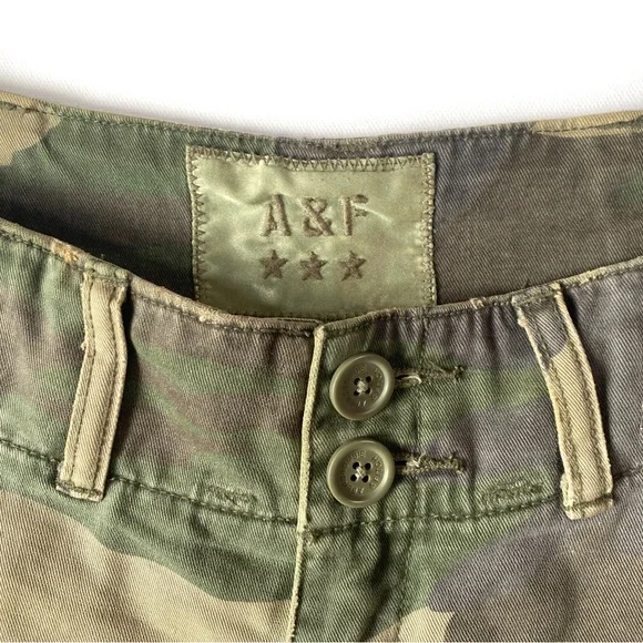 Abercrombie and Fitch army green camouflage cropped cargo pants - Picture 2 of 11
